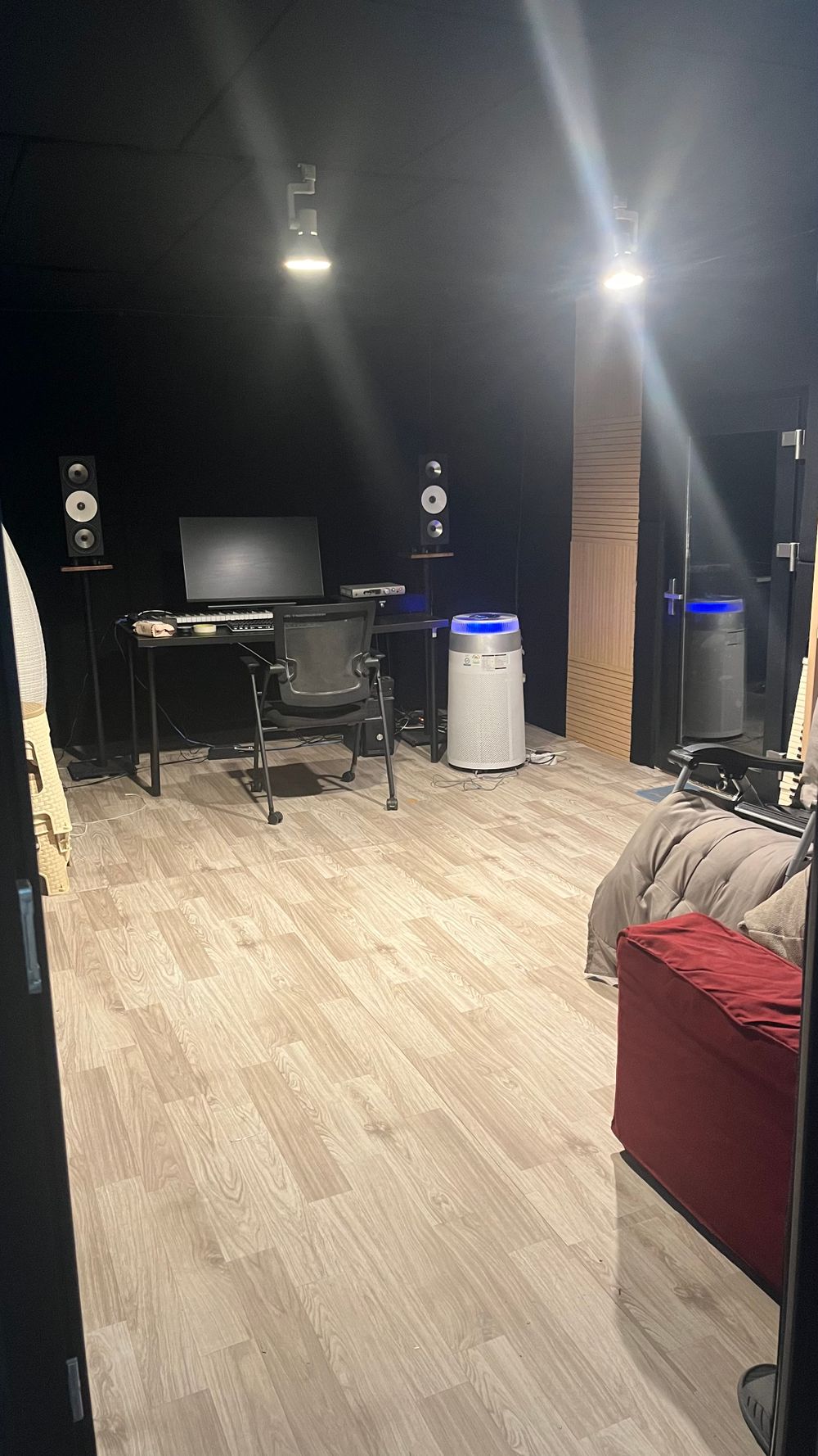 양도합니다 개인 단독 사용 개인 화장실 고급 방음 24시간 사용 신촌 역 도보 2분 거리 지하 1층 넓은 개인 스튜디오 합리적 가격에  양도합니다.