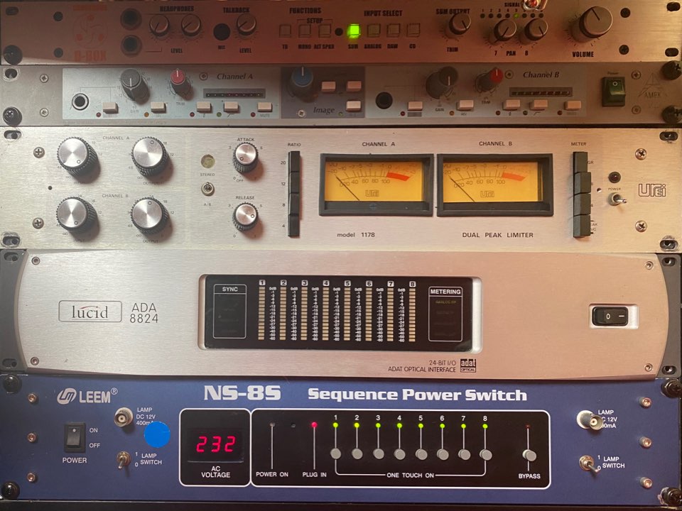 장비 정리합니다. LUCID 8824,LUCID GEN 6, AMEK 9098 DMA, UREI 1178, DANGEROUS D