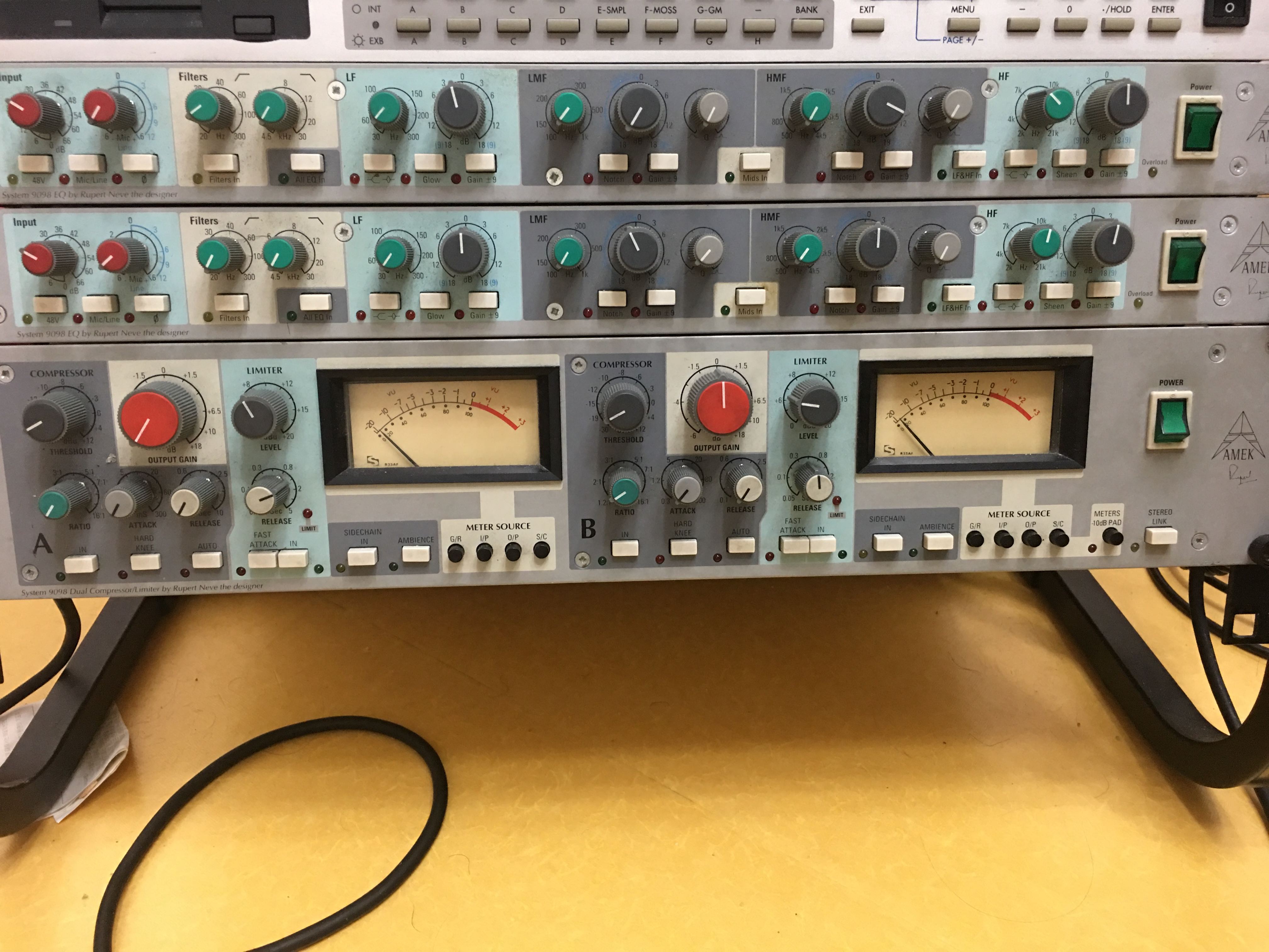 9098 Dual Compressor&Limiter & AMEK System 9098 EQ Mic 9098 Dual Compressor&Limiter & AMEK System 9098 EQ Mic