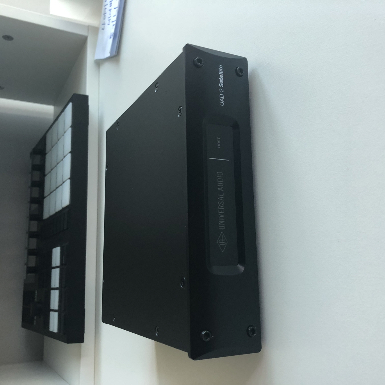 Universal Audio UAD-2 Satellite Thunderbolt (새틀라이트 쿼드 썬더볼트) Universal Audio UAD-2 Satellite Thunderbolt (새틀라이트 쿼드 썬더볼트)